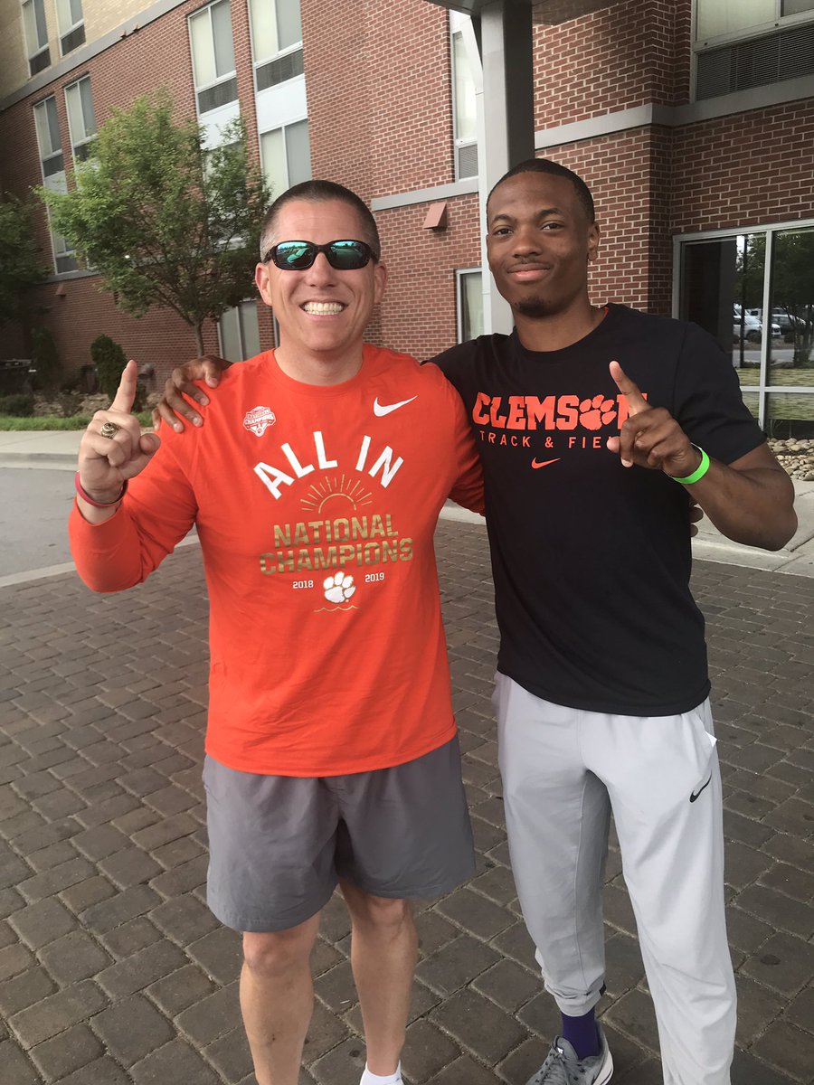 LucasClamp's tweet photo. Great day beginning spring break having lunch with an accomplished @ClemsonUniv @ClemsonTrackXC @djking_5 and @Gator_Athletics alumni @GatorTrack prior to his meet at USC. #triplejumplegend. @RBHSGators https://t.co/q9rSMsJ938