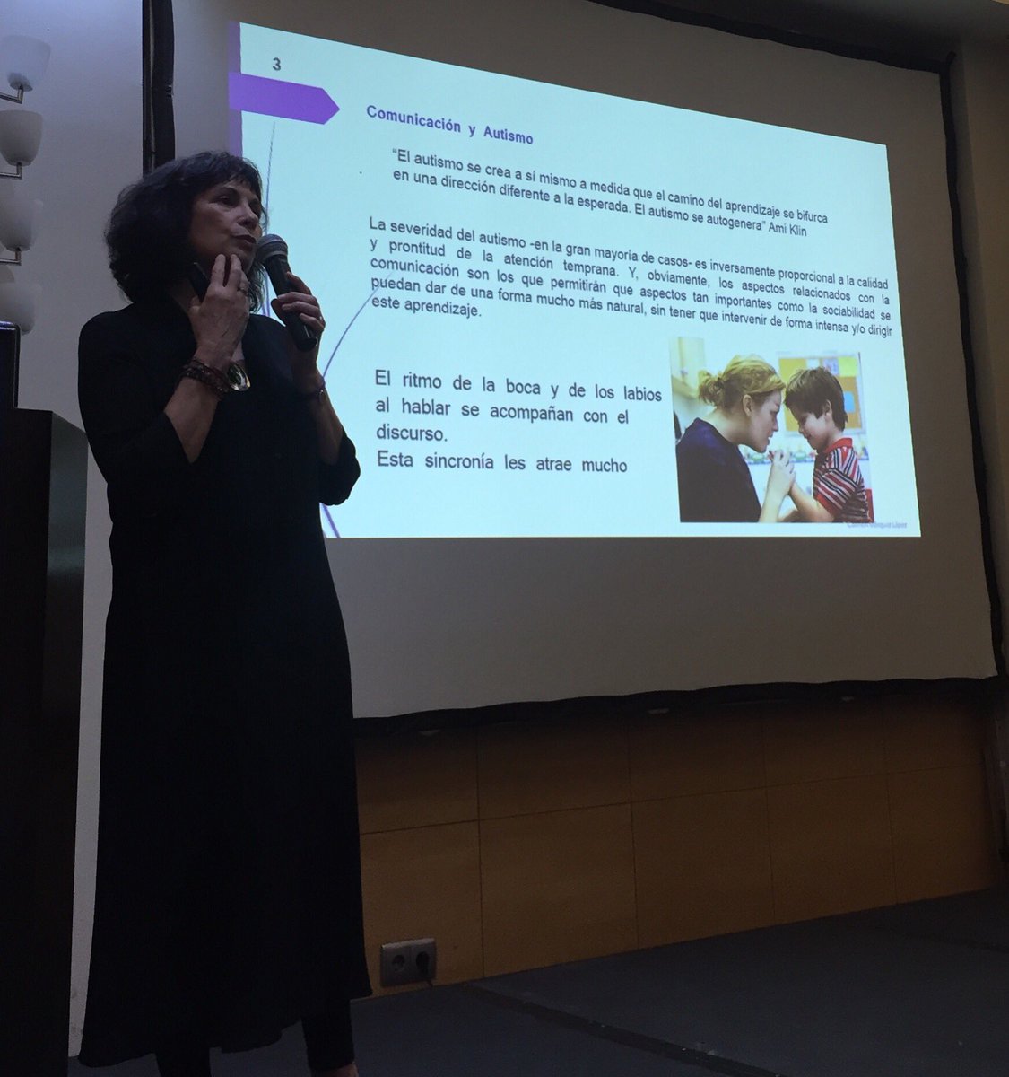 Carmen Márquez de la asociación BATA: «el entorno cultural está preparado para ayudar al #neurodesarrollo normal del lenguaje, pero no sabe cómo intervenir cuando es anómalo».
#JornadaAspau 
#autismo