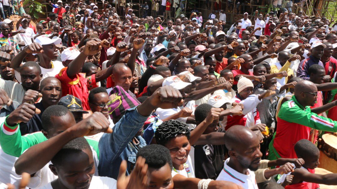 CnddFdd's tweet photo. Le Parti @CnddFdd à Ruyigi a acceuilli officiellement ce samedi 850 nouveaux membres, parmi eux M. Elie Buzoya, ancien ministre du @SahwanyaFRODEBU. Les nouveaux adhérants affirment avoir été séduit par la pensée socio-politique du @CnddFdd. #CNDDFDD2020 #Tsinda2020 #Burundi https://t.co/JqntooTRSs