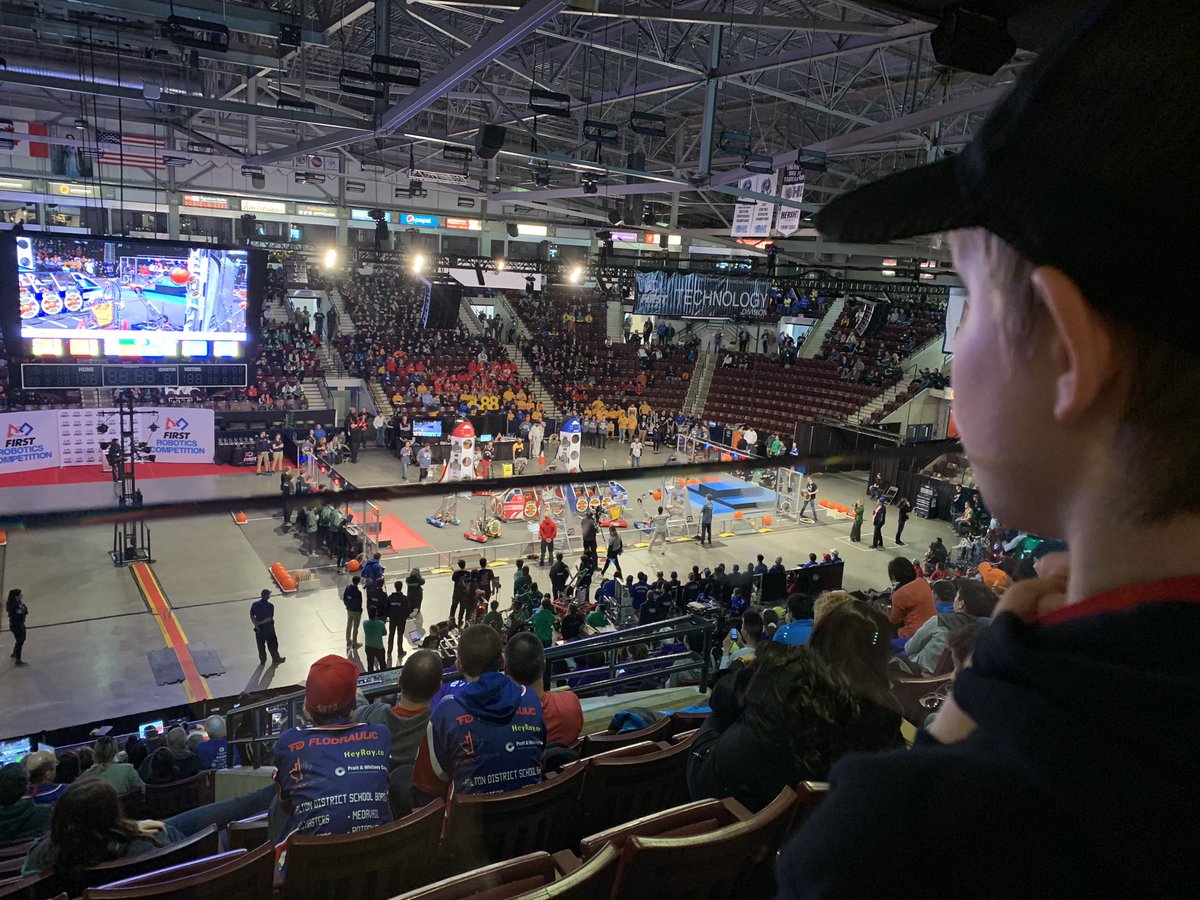 MichelleMakes_'s tweet photo. Nothing like a Saturday spent inspiring future scientists and engineers! #firstrobotics #provincials2019 #myworklifebalance https://t.co/ANszGoRgyu