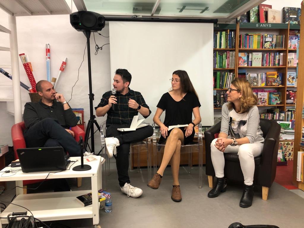 <a href="/AmbraLlibres/">Ambra Llibres</a> nos ha dado hoy la oportunidad de conocer la dureza de la vida en las zonas de conflicto con <a href="/APampliega/">Antonio Pampliega</a> 
“Las trincheras de la esperanza”
Gracias también a @fabianmuat y <a href="/AnaGausach/">~Ana~</a>