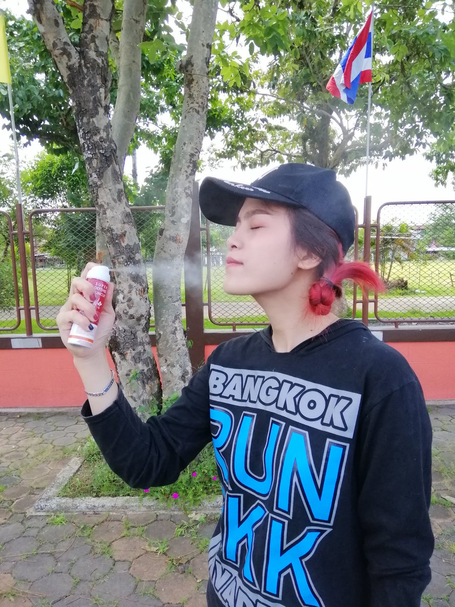 parkropreview's tweet photo. #พักรบรีวิว ไอเท็มเด็ดต้อนรับสงกรานต์เอาอยู่ #nivea ตัวซ้ายทาก่อนแต่งหน้า #pcare สเปรย์กันแดดฉีดทับเครื่องสำอางค์ ก่อนออกแดด ฉีดซ้ำระหว่างวันได้ เริ่ด ดี โดนแดดไม่แสบผิว ไม่ไหม้ #กันน้ําสาดดด #ไว้รีวิวห้ามขายของโว้ยย #HowtoPerfect #ใช้จริงรีวิวจริง #ใช้ดีบอกต่อ https://t.co/s5eUw6mWan
