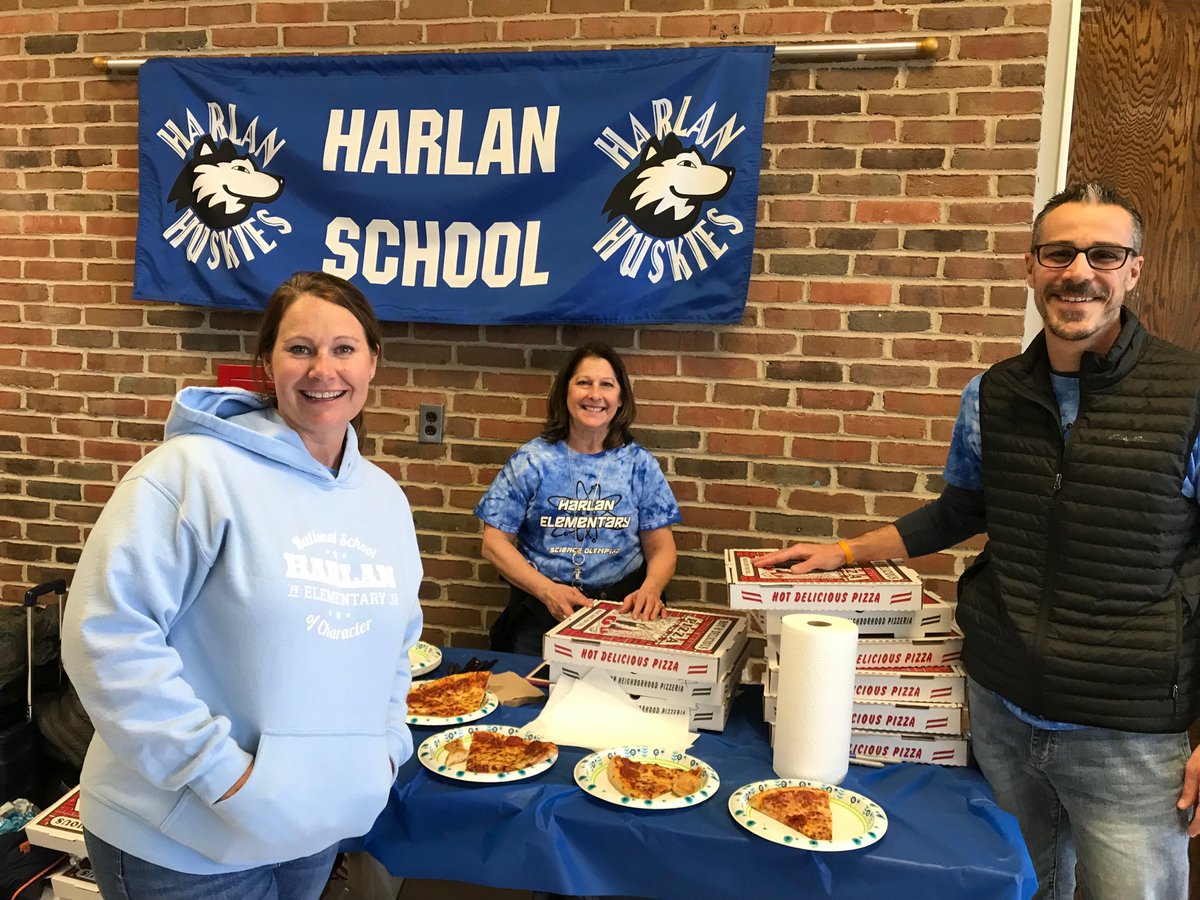 Feeding the troops and thoroughly enjoying the experience! Proud of our hardworking Huskies!⁦<a href="/HarlanElem/">Harlan Elementary</a>⁩ ⁦<a href="/HarlanHeroes/">HarlanHeroes</a>⁩ ⁦@AlexAgius1⁩