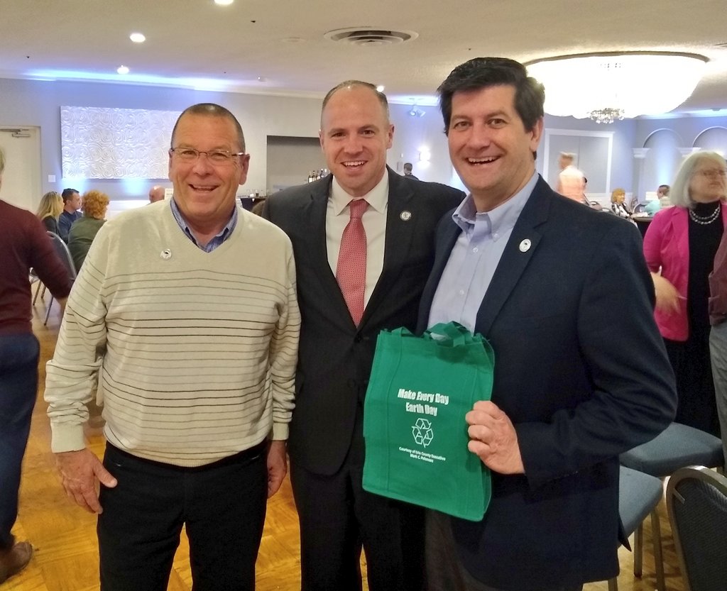 markpoloncarz's tweet photo. The big hit of today's @CKTWdems Brunch was me passing out reusable grocery bags to all (courtesy of Friends of Mark Poloncarz, not Erie County, because I know someone will complain). Make sure you make every day Earth Day and use your reusable bags when you go shopping! https://t.co/S0BLC1M5SA