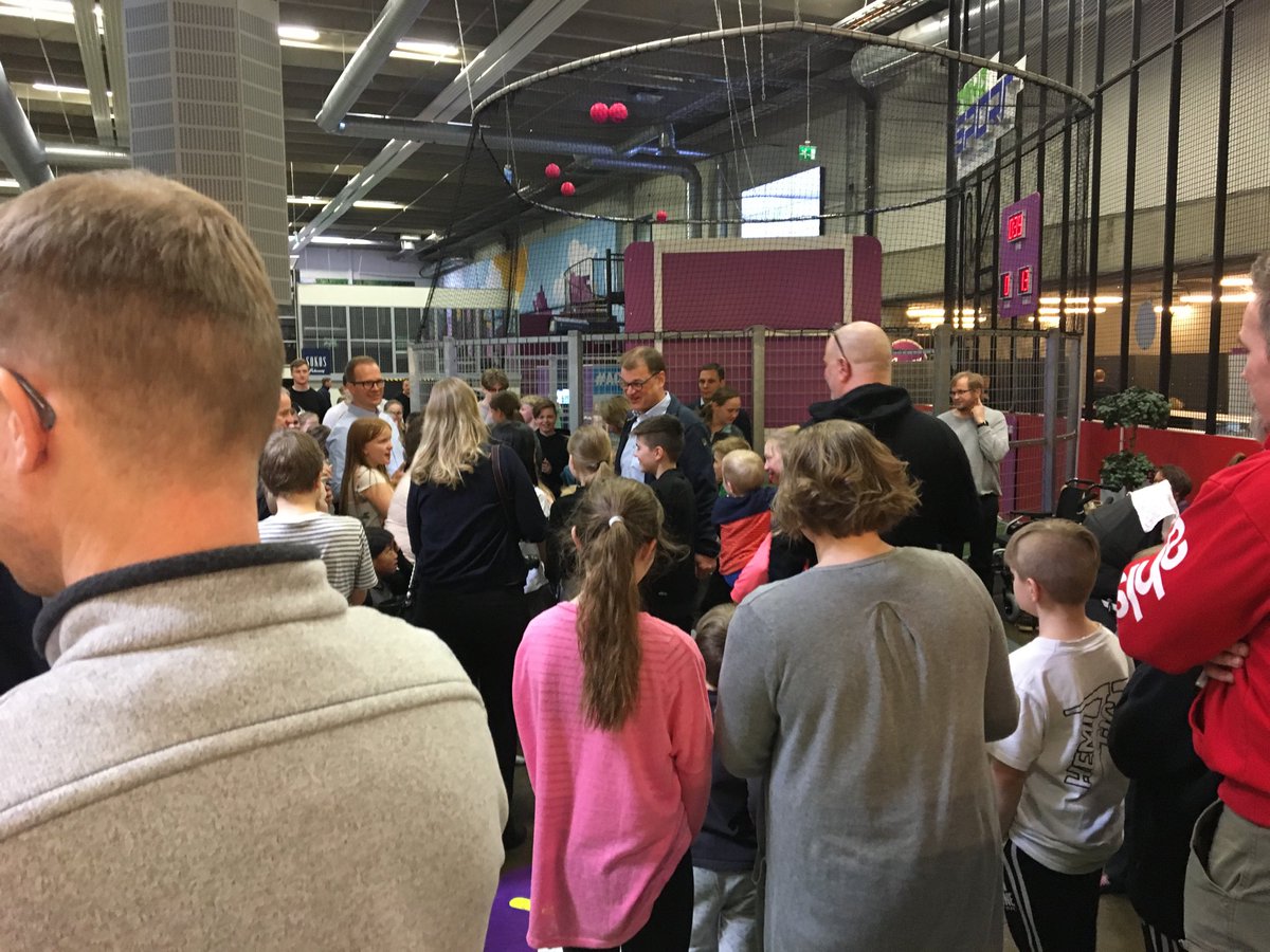 HannuKaisto's tweet photo. On meillä suosittu pääministeri.👍
Kansa #tykkää tekijästä.😊#meteemme #tykkäätkuitenkin 
#vaalit2019
#sprprk #Oulu https://t.co/6zhix6wNS7
