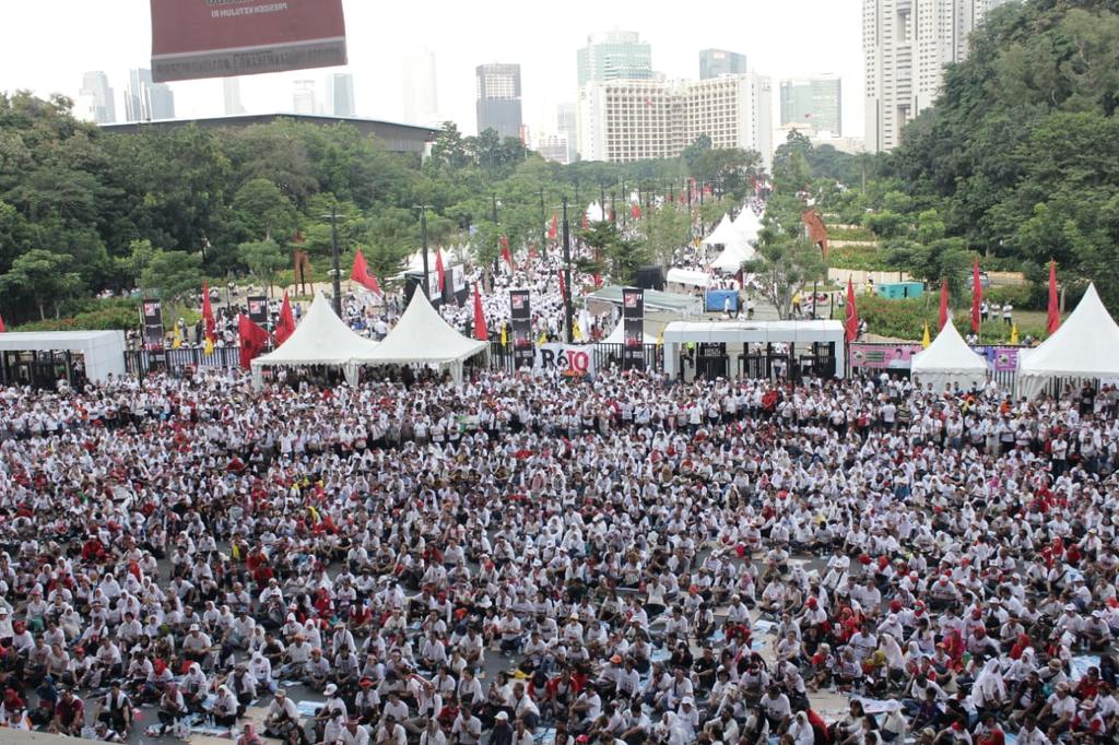 erickthohir's tweet photo. Terima kasih untuk seluruh pendukung dan relawan 01 yang hari ini hadir #BarengJokowi untuk putihkan GBK ataupun yang memberi semangat dan doa di Seluruh Indonesia. Kalian luar biasa. Cinta dan semangat kalian adalah energi bagi kami.

#01IndonesiaMaju https://t.co/jSelJK5yu8