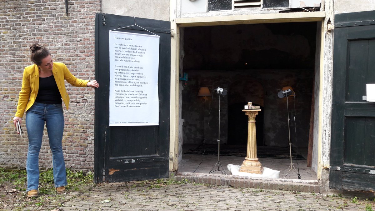 Dichters nu bij de #vriendenvandetheekoepel bij <a href="/CultureleRonde/">Culturele Ronde</a> van #Wageningen. Wethouder @dennisgudden vertelt dat dit jaar meer duidelijk wordt over toekomst van dit monument. Hans van de Beek heeft mooie maquette gemaakt. Prachtig toch dat #wallenpad