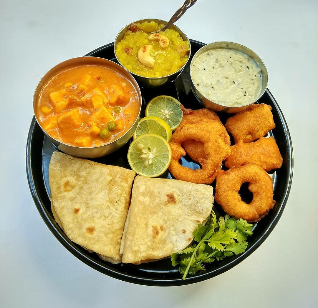 Chapathi, paneer corn makhani, pineapple kesari, coconut chutney and assorted bajji (potato, vazhakkai and onion ring bajjis)