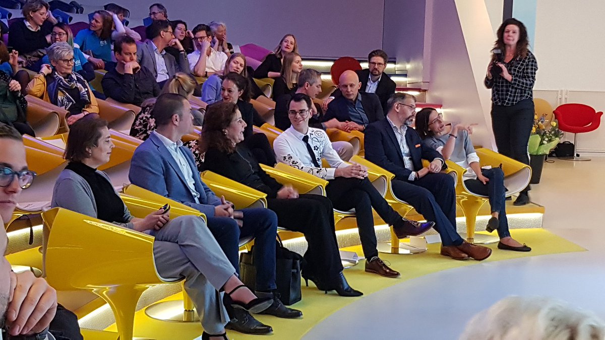 CAT_UUcentre's tweet image. Kandidaten voor de verkiezing Landelijke Docent van het Jaar georganiseerd door @HetISO zitten klaar, met in het midden Minister Ingrid van Engelshoven. Spannend! Succes Margot! #AcademicTeaching