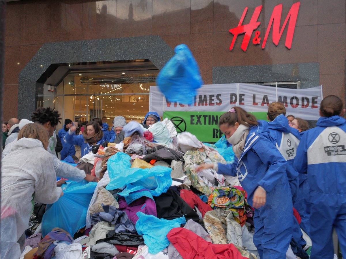 xrFrance's tweet photo. ⚡️Yesterday, April 12. in Paris, our rebels protested against H&amp;M  and the durty world of #fastfashion ! ⚡️We confronted them with their desastrous impacts : human exploitation, mountains of trash, massive  #pollution of air and water ! ✊✊🏿 #RebelForLife © Violenta_XR France https://t.co/P1GP6uQywV