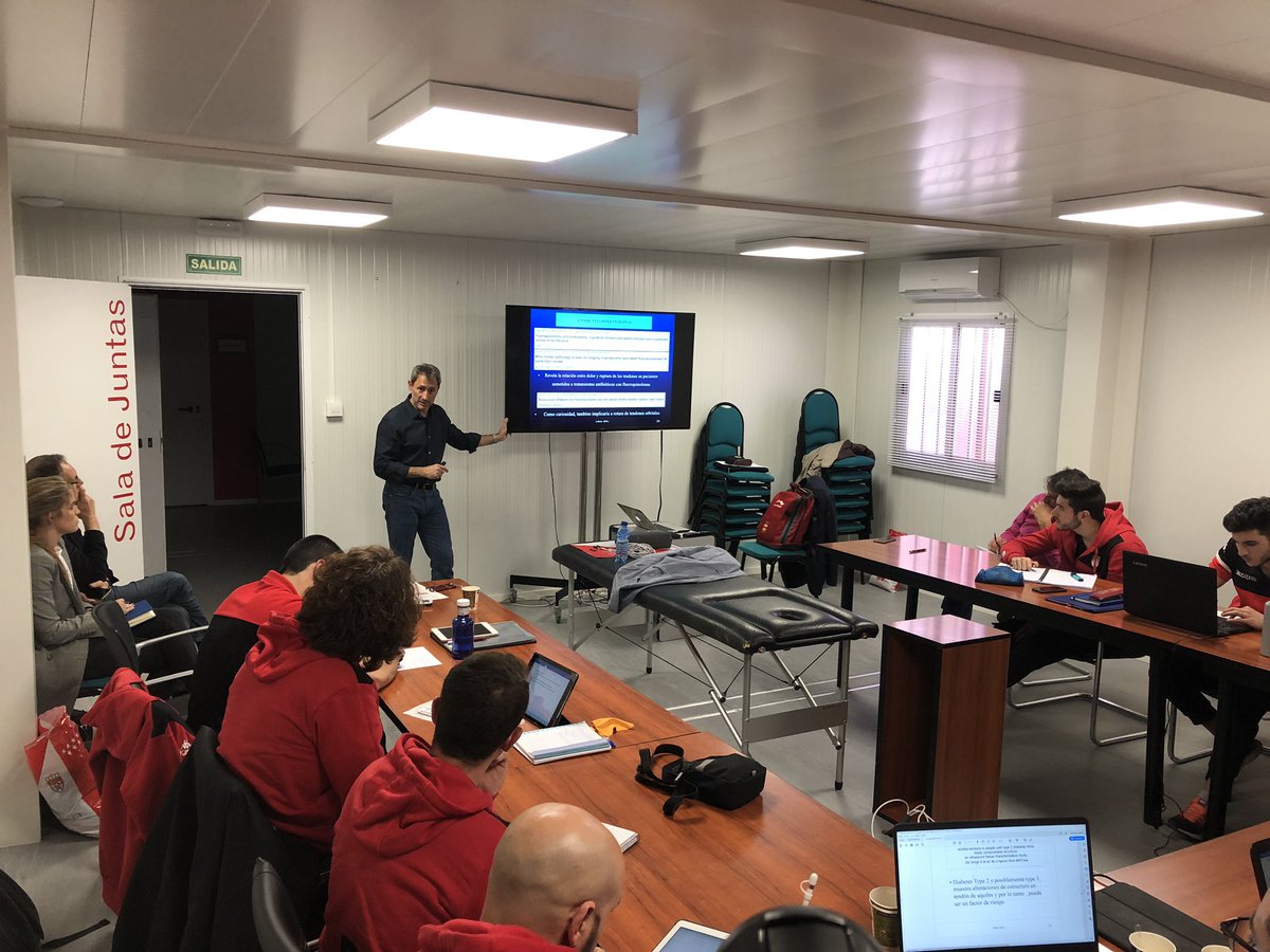 APFfutbolpf's tweet photo. Segunda ponencia del #VIIIMasterPRL con ángel basas 🔝🔝hablando sobre readaptación de tendinopatias. “ no respetamos la biología de nuestras estructuras” “las vacaciones son catastróficas para los tendones “@RFFM_oficial https://t.co/vDZZlmTdDa