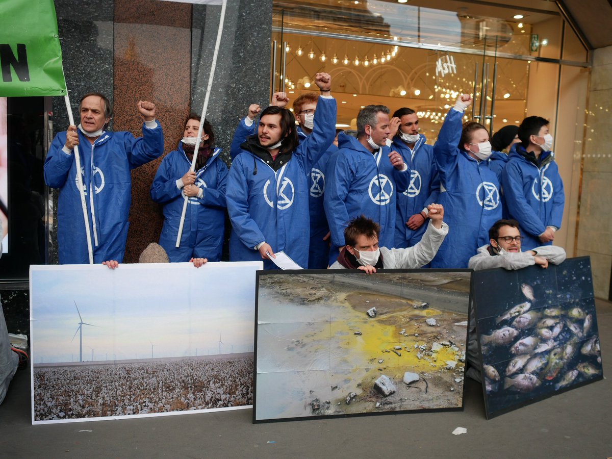 xrFrance's tweet photo. ⚡️Yesterday, April 12. in Paris, our rebels protested against H&amp;M  and the durty world of #fastfashion ! ⚡️We confronted them with their desastrous impacts : human exploitation, mountains of trash, massive  #pollution of air and water ! ✊✊🏿 #RebelForLife © Violenta_XR France https://t.co/P1GP6uQywV