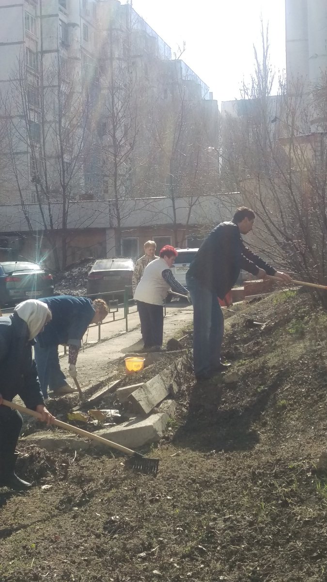 Meteocentr2's tweet photo. @promadm Активно приняли участие в субботнике жители микрорайона Метеоцентр по улице Аминева, 3, 5 и Губанова, 16 https://t.co/2i2Z5kWrf4