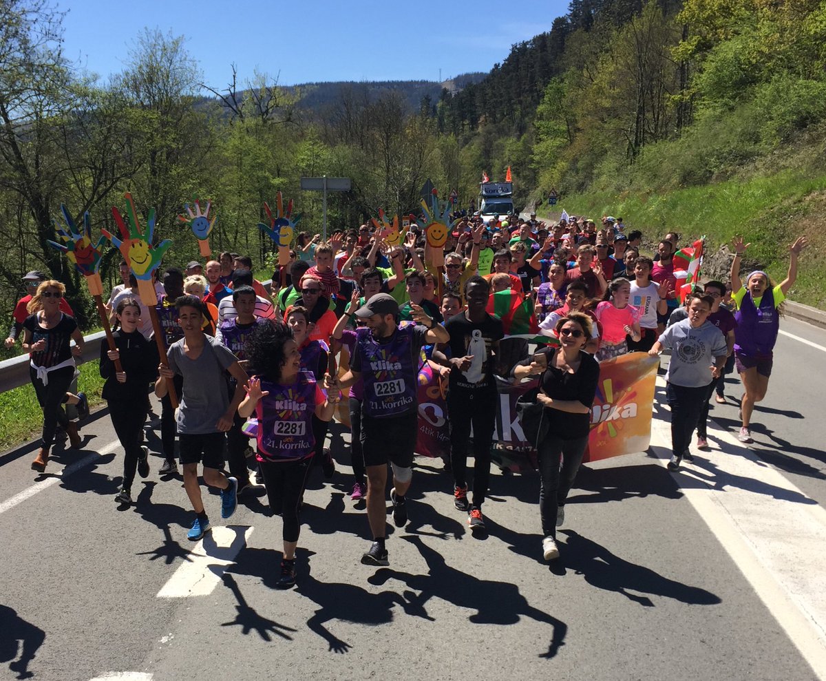 🤐Oihuen gainetik aldarri ixila: hizkuntza eskubideak guztiontzat! Euskarak eta zeinu hizkuntzak batera #klika
#korrika21 #Bergara