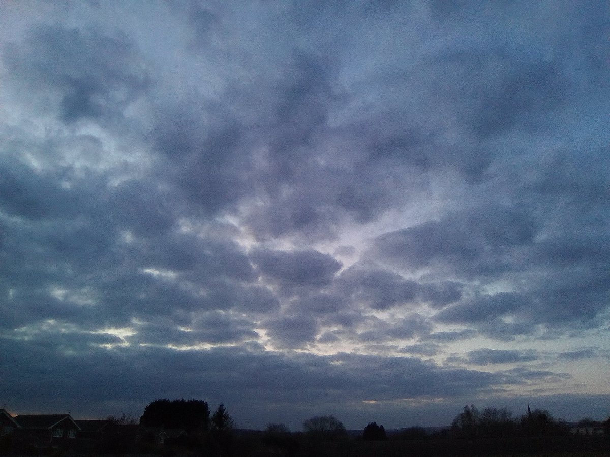 NepheloNymph's tweet photo. The Sun must've fancied an early night... Shrugs... More Sky Shapes & Shenanigans... North Manchester England, 12:4:19 18:30-19:00HRS @climateviewer @CloudAppSoc #CVReports #sunsim #LookUp #weatherwarfare #GeoEngineering #TheGreatAwakening #WeDoNotConsent #WakeTheFuckUp https://t.co/HL50wEzHeB