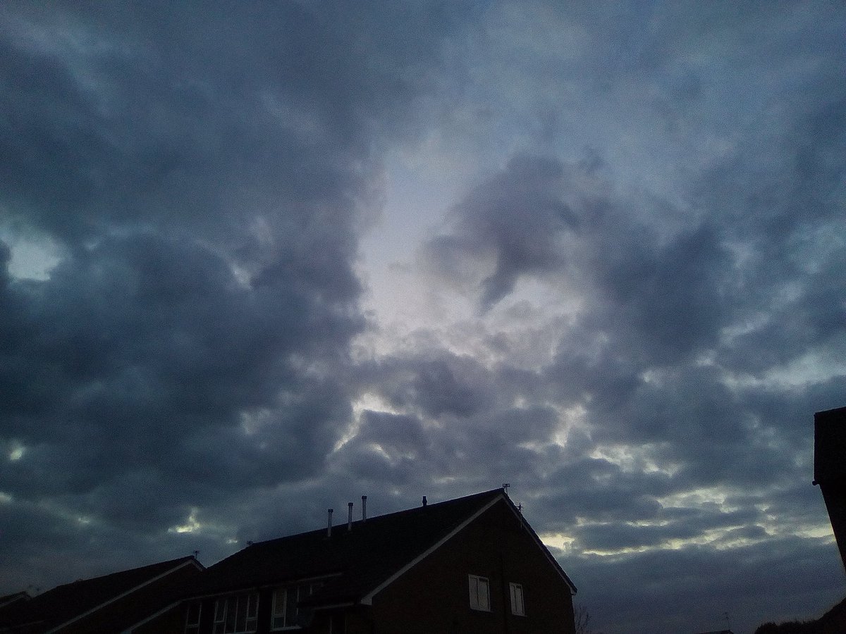 NepheloNymph's tweet photo. The Sun must've fancied an early night... Shrugs... More Sky Shapes & Shenanigans... North Manchester England, 12:4:19 18:30-19:00HRS @climateviewer @CloudAppSoc #CVReports #sunsim #LookUp #weatherwarfare #GeoEngineering #TheGreatAwakening #WeDoNotConsent #WakeTheFuckUp https://t.co/HL50wEzHeB
