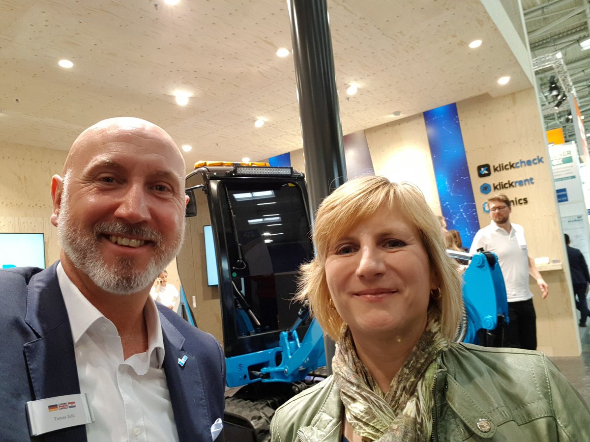 SusanneTuppence's tweet image. Geschafft: mein letzter Tweet als @Baugewerbe_Mag für #bauma2019. Mein Selfie mit Tomas Zelic von #ZLab @Klickrent ist eine schöne Tradition, immer wenn wir uns auf einer Messe treffen 😏