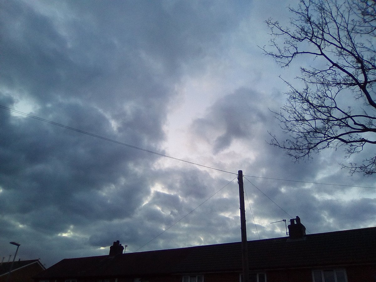 NepheloNymph's tweet photo. The Sun must've fancied an early night... Shrugs... More Sky Shapes & Shenanigans... North Manchester England, 12:4:19 18:30-19:00HRS @climateviewer @CloudAppSoc #CVReports #sunsim #LookUp #weatherwarfare #GeoEngineering #TheGreatAwakening #WeDoNotConsent #WakeTheFuckUp https://t.co/HL50wEzHeB