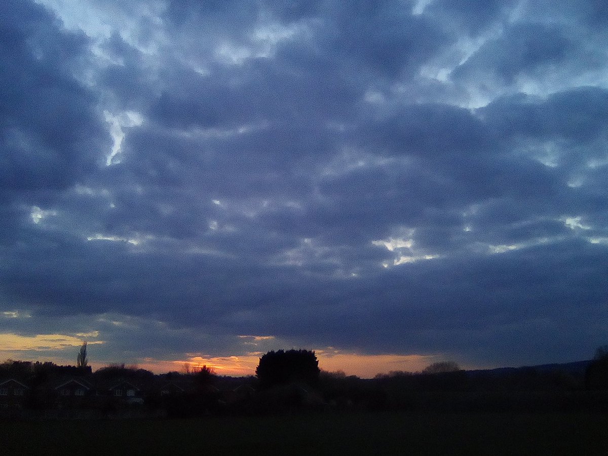 NepheloNymph's tweet photo. The Sun must've fancied an early night... Shrugs... More Sky Shapes & Shenanigans... North Manchester England, 12:4:19 18:30-19:00HRS @climateviewer @CloudAppSoc #CVReports #sunsim #LookUp #weatherwarfare #GeoEngineering #TheGreatAwakening #WeDoNotConsent #WakeTheFuckUp https://t.co/HL50wEzHeB