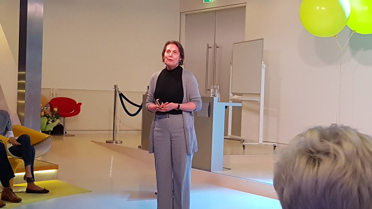 CAT_UUcentre's tweet image. Margot Koster mag beginnen met haar minicollege over microbiomen. Meteen interactief vraagt ze jaar publiek waar wij aan denken bij bacteriën. Wat doet ze het goed! #AcademicTeaching