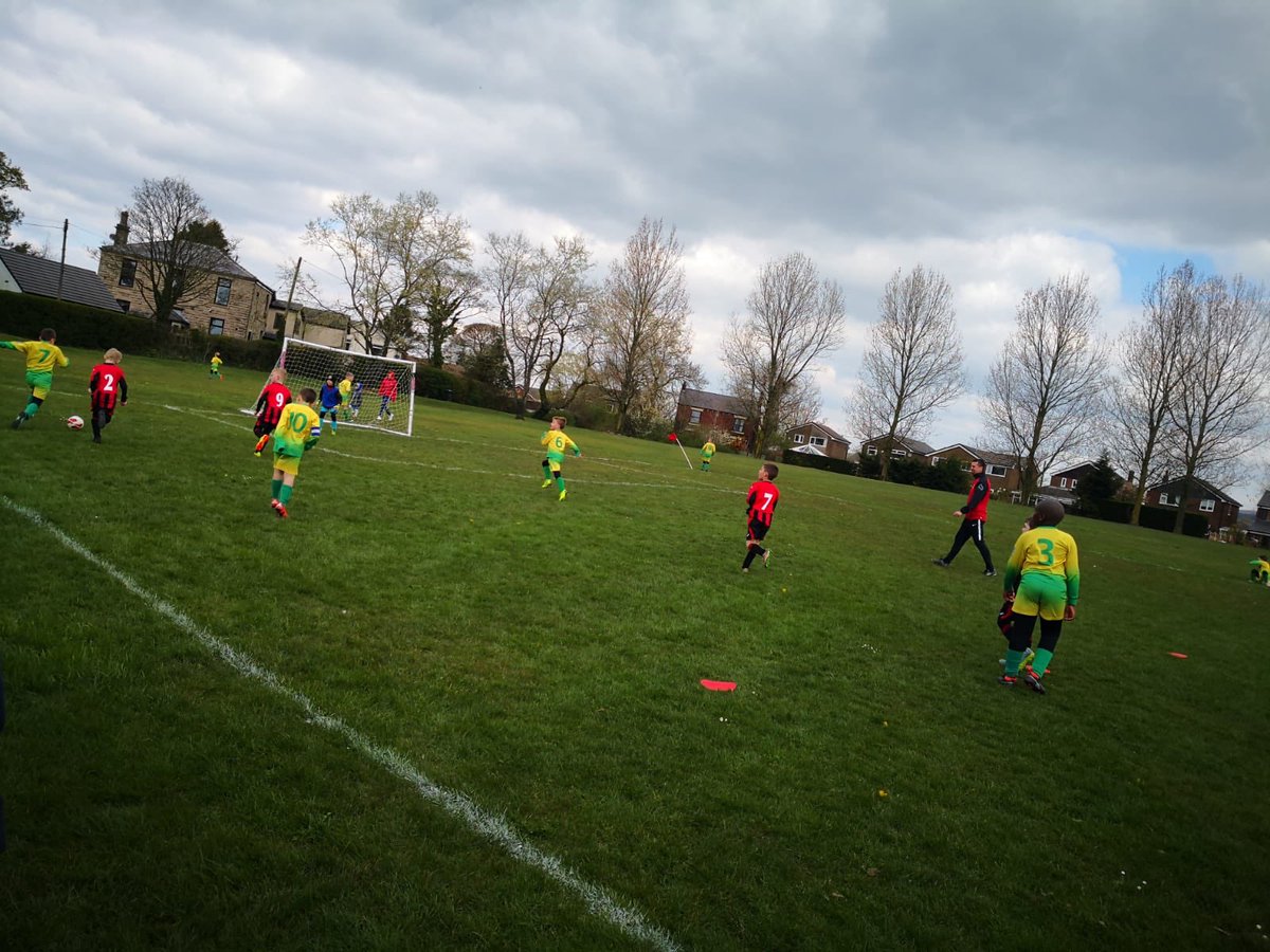 Adlingtonjfc1's tweet photo. #Adlingtonjfc our U8’s Boca’s in action in their @TheBBDFL round robin games v @AthertonTownFC Meteors and @AfcBurnden Tigers in Adlington. ⚽️ Well done to all 3 teams, some great skills and good teamwork 🔴⚫️ #respect #skills #foundationphasefootball #grassrootsfootball https://t.co/XxprvsuLmC