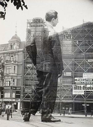 jatustein's tweet photo. #ErwinPiscator Entering the Nollendorf Theater #Berlin, #c1929 #SashaStone https://t.co/9zHPkZDvlP