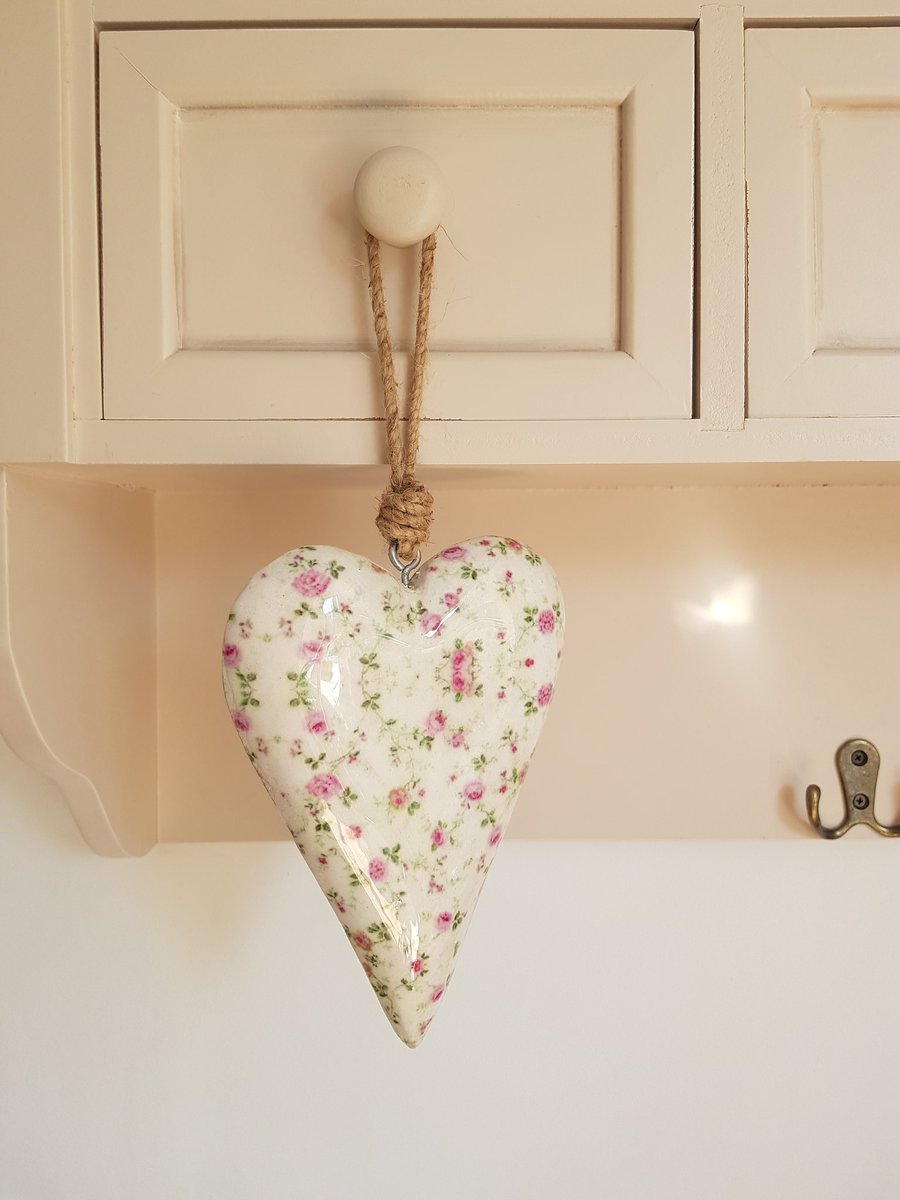 Pretty Floral Hanging Heart 💖 cottontailgifts.co.uk  #spring #gifts #hearts #shabbychic #homeaccessories #SmallBusiness #uksmallbiz