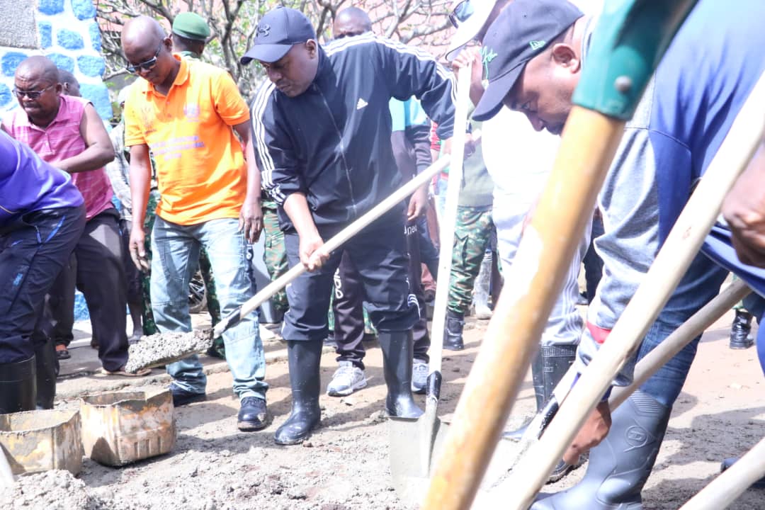 Burundi2VP's tweet photo. SE Dr. @ButoreJ a salué le projet de la paroisse #Gihanga de construction des latrines publiques, qu'il qualifie de louable et qui va certainement renforcer l'assainissement. Il a promis d'appuyer ce projet avec du ciment pour la poursuite des travaux. https://t.co/2ihPFtQMEX