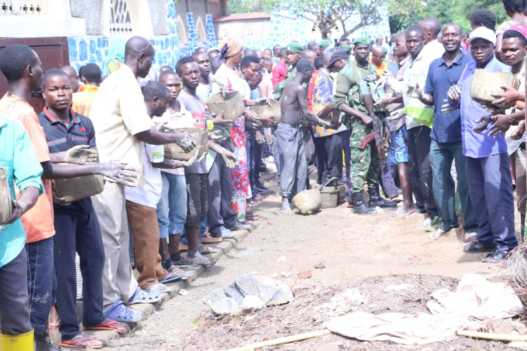 Burundi2VP's tweet photo. SE Dr. @ButoreJ a salué le projet de la paroisse #Gihanga de construction des latrines publiques, qu'il qualifie de louable et qui va certainement renforcer l'assainissement. Il a promis d'appuyer ce projet avec du ciment pour la poursuite des travaux. https://t.co/2ihPFtQMEX
