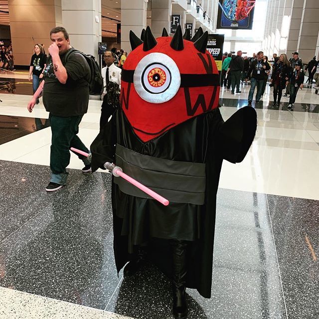 TheSneakyMouse's tweet photo. Darth Maul Minion at Star Wars Celebration! #starwars #starwarscelebration2019 #starwarscelebration #chicago #swcc2019 https://t.co/gyyiP3Dump https://t.co/87a7xkW0V0