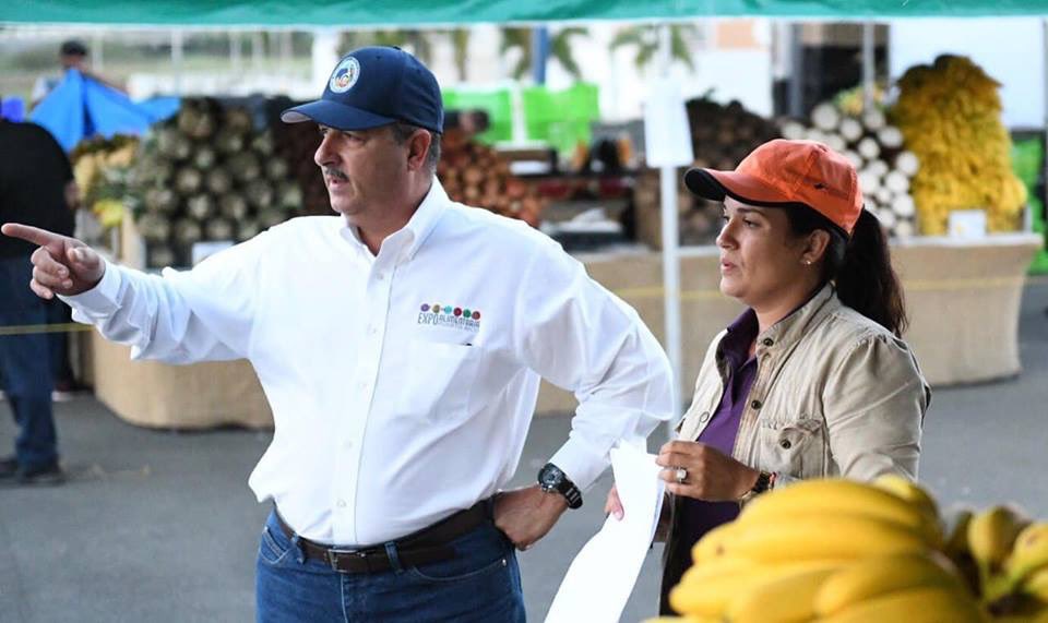 DptoAgricultura's tweet photo. Abren nuestros Mercados Familiares a través de la Isla hasta la 1 pm. No pierdas la oportunidad de conseguir los productos agrícolas más frescos disponibles en el mercado de alimentos. 
Esta mañana estuvimos visitando a nuestros agricultores en el mercado del municipio de Gurabo. https://t.co/DUS5p1acbr