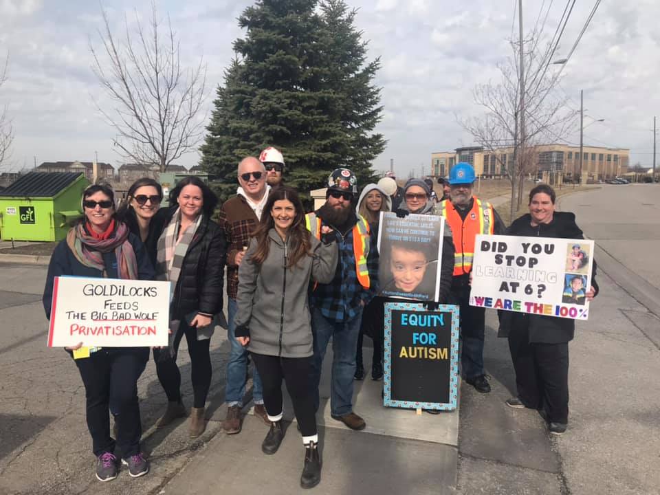 rankandfileca's tweet photo. "KEEP GOING": Tory MPP @LParkPC instructed her driver to push through picket lines - twice! Everyone else, even @VicFedeliMPP, didn't cross and went by foot. Props to @DurhamRegionLC for ensuring @OshawaChamber AGM was disrupted!
https://t.co/9eKFcQi6Sb #canlab #onpoli #DougFord https://t.co/HkxAVBVfvR