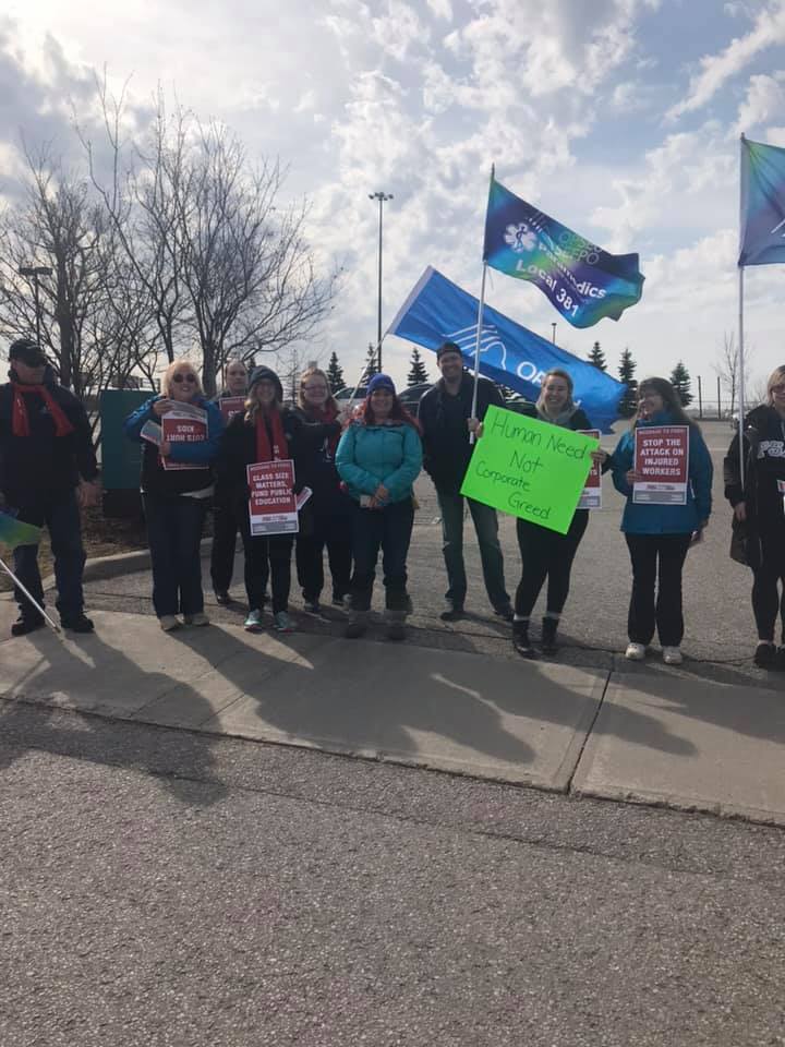 rankandfileca's tweet photo. "KEEP GOING": Tory MPP @LParkPC instructed her driver to push through picket lines - twice! Everyone else, even @VicFedeliMPP, didn't cross and went by foot. Props to @DurhamRegionLC for ensuring @OshawaChamber AGM was disrupted!
https://t.co/9eKFcQi6Sb #canlab #onpoli #DougFord https://t.co/HkxAVBVfvR
