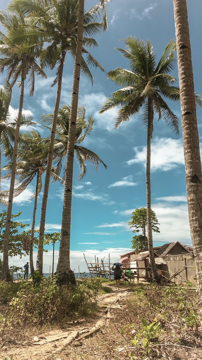 ronypoop's tweet image. When you find yourself in a secluded beach ❤️.