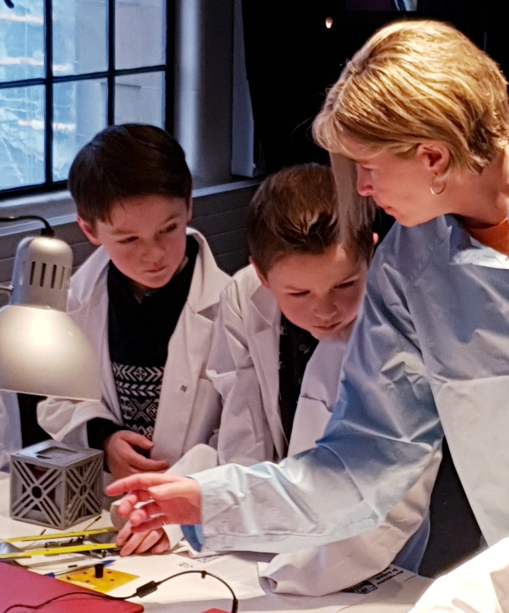 LeidosInc's tweet photo. The City Art Centre in Edinburgh, UK transformed into a science playground for #EdSciFest last weekend and some of our #TeamLeidos colleagues took their families along for some hands-on #STEM learning #ScienceByDoing

Say hello to the innovators of tomorrow 💡 #LeidosLittleOnes https://t.co/vbTUo5JuJW