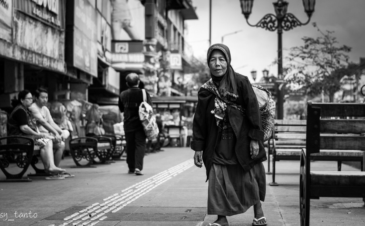 sy_tanto's tweet photo. #indonesia #photo #photography #street #streetphoto #my_street #our_street #blackandwhitephoto #blackandwhite #blacknwhite #bnw #mono #monochrome #monochromatic #face #people #moment #story https://t.co/imEPDaheO4