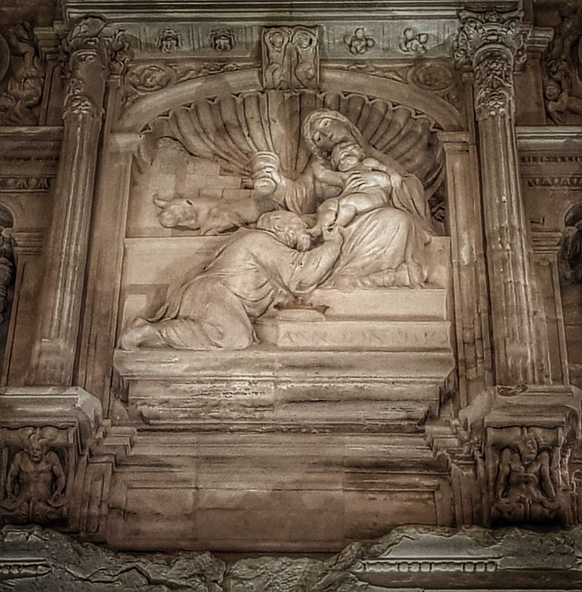CatedralCu's tweet photo. Today is the international day of the #kiss. There are many kinds of Kisses; of love, devotion, betrayal ... we leave you with this beautiful kiss of Melchor to the child that you will find in one of the central scenes of the wonderful #ArcodeJamete Happy day of the kiss! https://t.co/D2uXrmG1ii