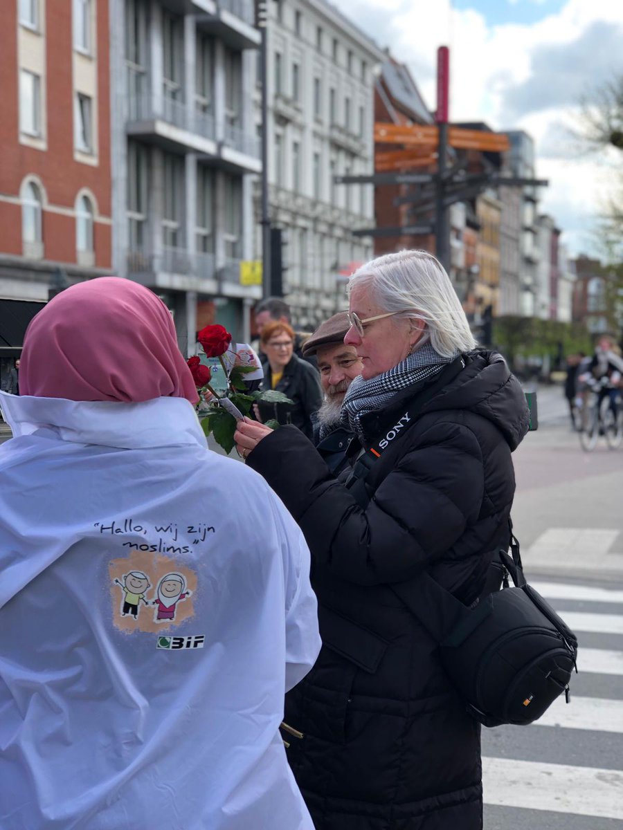 Seymatasci_'s tweet photo. @SaidBataray @Nonunsenses Inderdaad! Actie net afgerond in Antwerpen
#hallowijzijnmoslims
#helloIamMuslim https://t.co/s4vaLZOAQE