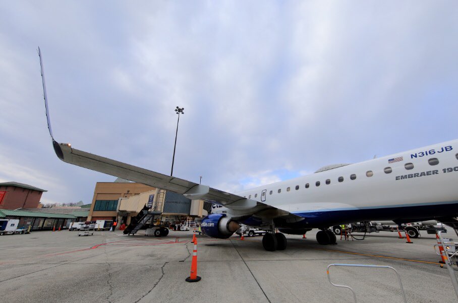 SWFairport's tweet photo. Are we seeing you at #SWFairport soon? If we are (and we hope so), tweet us if you need assistance. We're happy to help. #StewartAirport #PaxEx https://t.co/X0qbI17UU8
