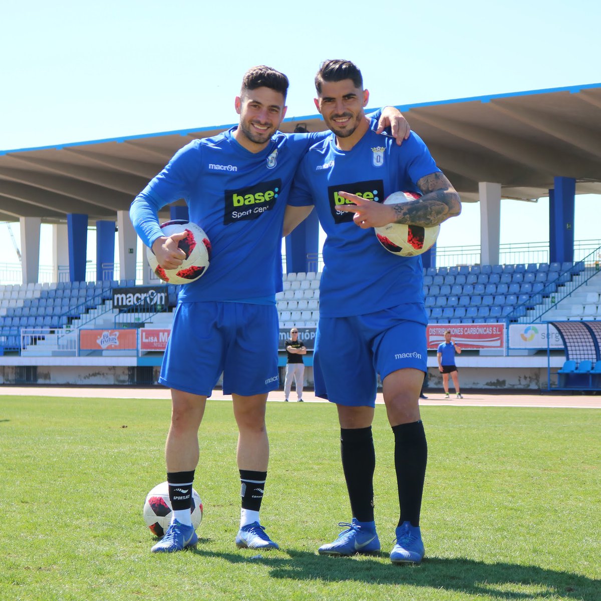 hugrua's tweet photo. Con mi Chiqui @igormtz26 de buena mañana ☀️ disfrutando del entreno y ✈️-> Málaga + 🚌 ->Sevilla ilusionados 😀, concienciados🙇🏽♂️ y apiñados🍍en busca de 65Pts que nos acerque un poco más a nuestro gran objetivo #equipo #familia #amigotop #65P #objetivoazulino💙 #sabado13A #avion https://t.co/3m3R4VhpoN