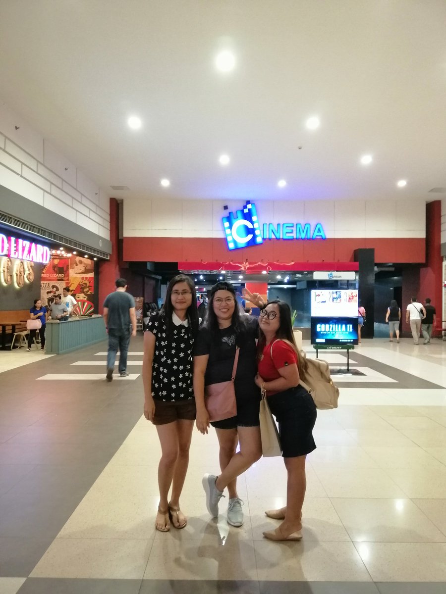 carmelmariec's tweet photo. Hinakot ang mga kaibigan para may kasabay tumili... Hahahha salamat!

#LastFoolShowFoolsDate https://t.co/GuzJvYKtpp