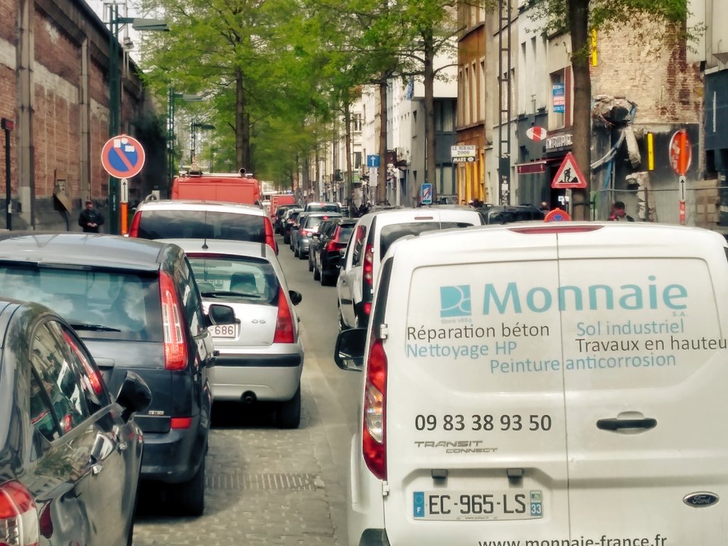 zweetsmoel's tweet photo. Ook deel #Aarschotstraat is nu autoloos. Langs de ene kant filerijden, langs de andere kant lachende gezichten.

Waarom is het zó moeilijk om met permanente #maatregelen te komen om deze buurt te ontlasten van de eeuwige #autofiles en #getoeter?

De fotos spreken toch voor zich? https://t.co/X0jXExye5u