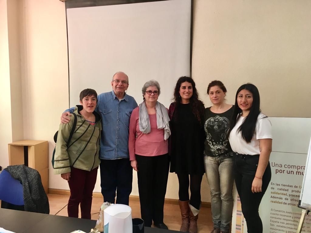 Lanzaderalegan2's tweet photo. Dando formación con un grupo de futuros emprendedores, en @EconomiaJusta con Elena y Romina, nos han enseñado cómo trabajar la herramientas #canvas para crear nuestro proyecto.
#InnovaciónSocial, #empleabilidad y #emprendimiento https://t.co/r8IhSR4KCA