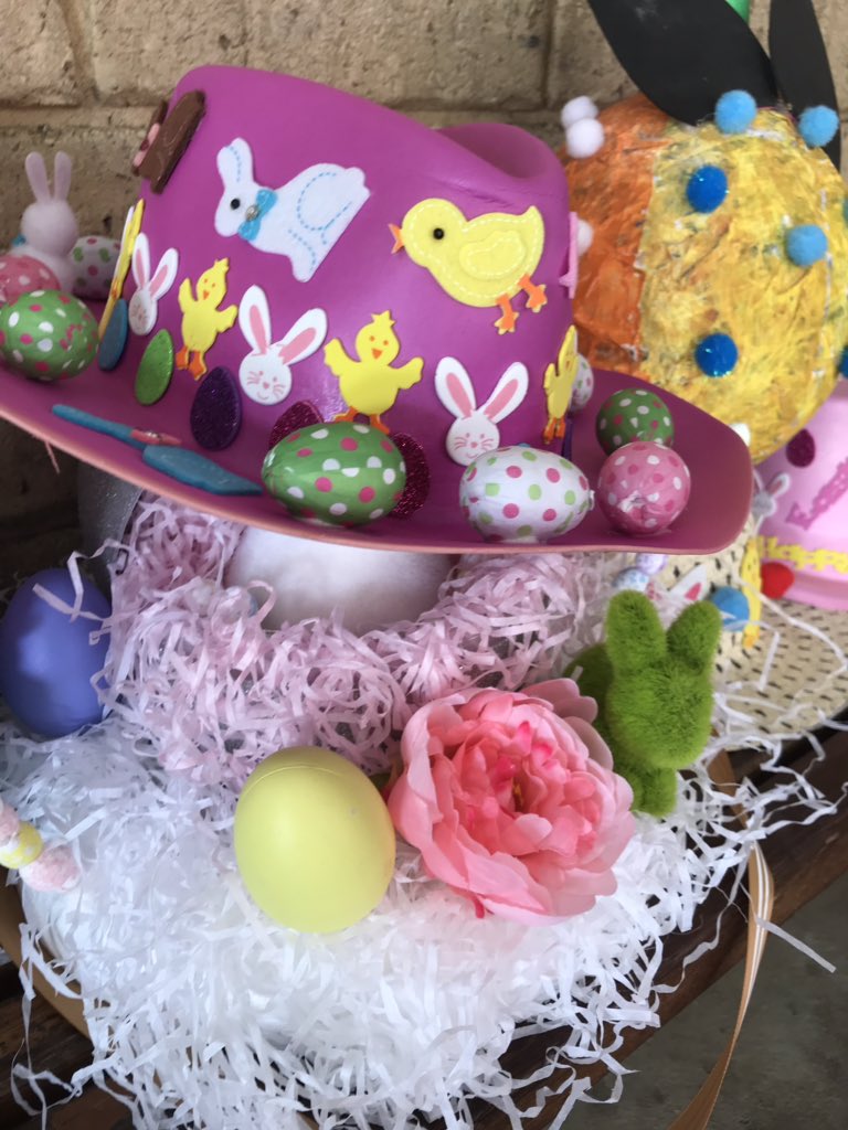 Westbeechboro's tweet photo. A survey by @RayBoyd007 as he called up each class rebelled it was the mums and the kids who did all the work to make the hats . #gomums @WA_Edu_News https://t.co/gnHvHHFKFv
