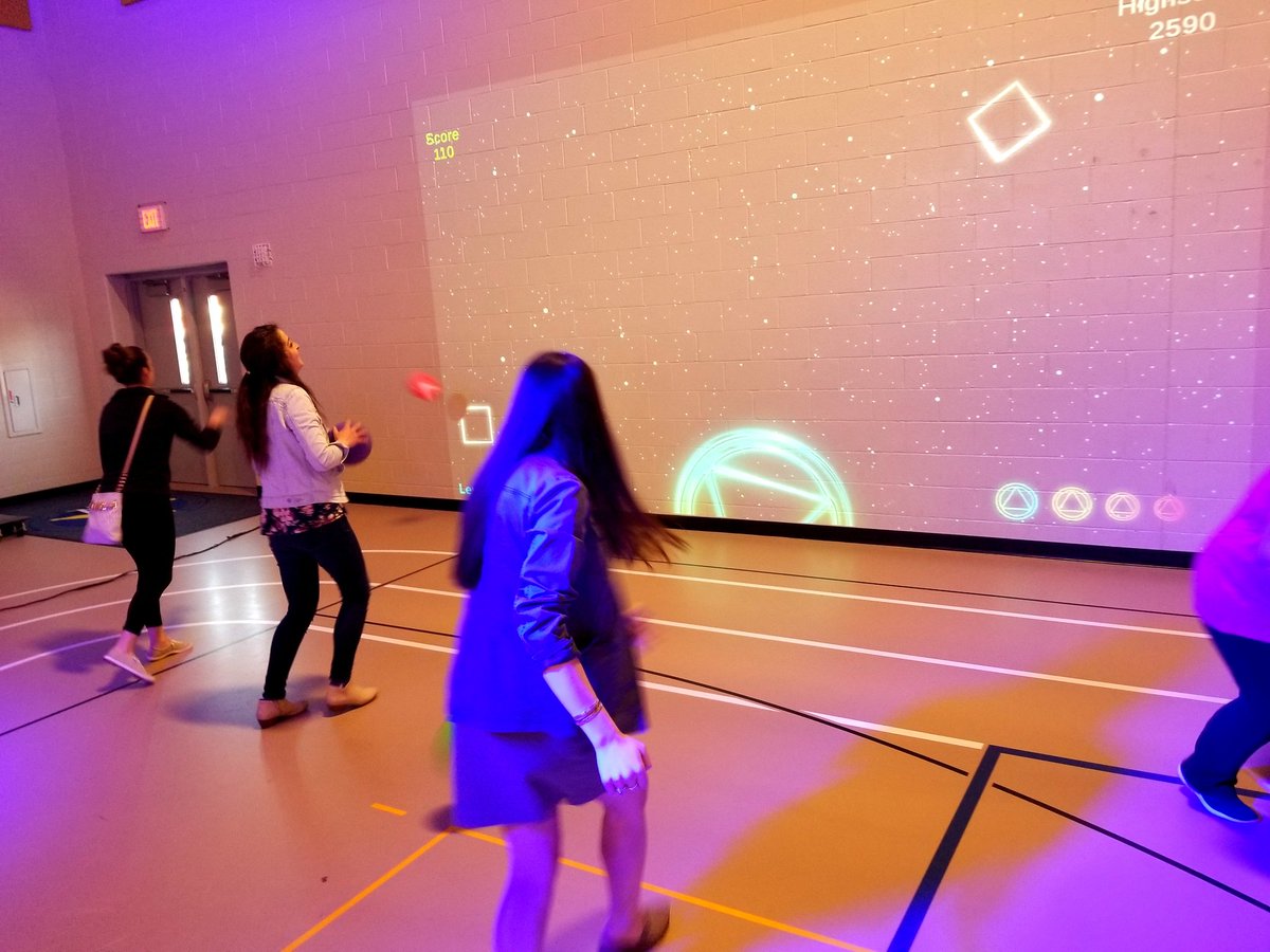 #EdCampCLE participants taking a #brainbreak with the <a href="/LuPlayground/">Lü</a>. Thanks @TierneyBrothers for supporting our event and sharing this great interactive learning tool.