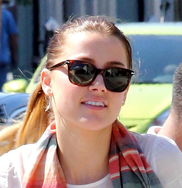 March 8, 2013. Amber claims that JD hit her so hard that blood from her lip ended up on the wall. And this is Amber on March 14. Minimum make-up, all smiles, no busted lip.