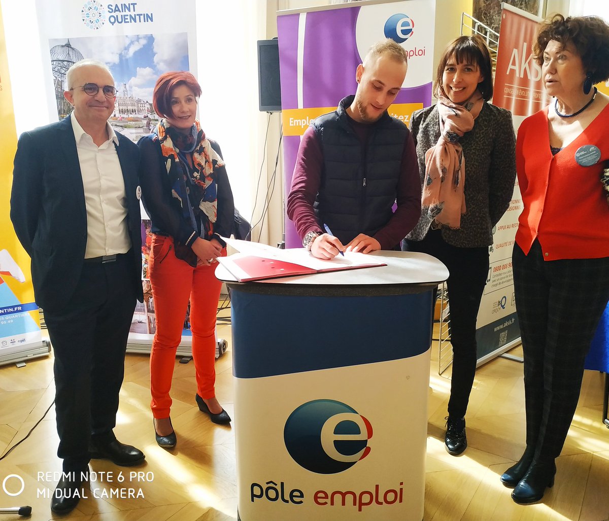 #PoleEmploiStQuentin@EmploisFrancsParcours réussi pour un Demandeur d'Emploi de Longue Durée👍 Merci a l' entreprise CSQT, aux côtés de Mme Frédérique Macarez Maire Saint-Quentin#agir vite et ensemble pour les Demandeurs d'Emploi des Quartiers 👏