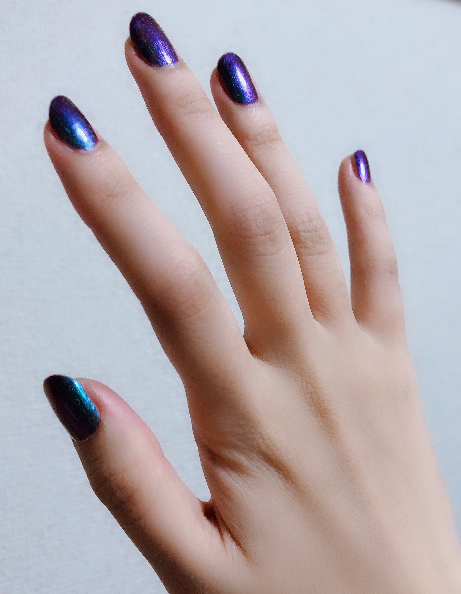大地葉 たいちよう オーストラリアから個人輸入したマニキュアがあまりにも奇跡的な輝きと色なので自慢させてください 日本未上陸のブランド Ilnpはいいぞ 角度によって変化するカラー これ単色塗りだよ信じられないよね 不思議で 魅力的で