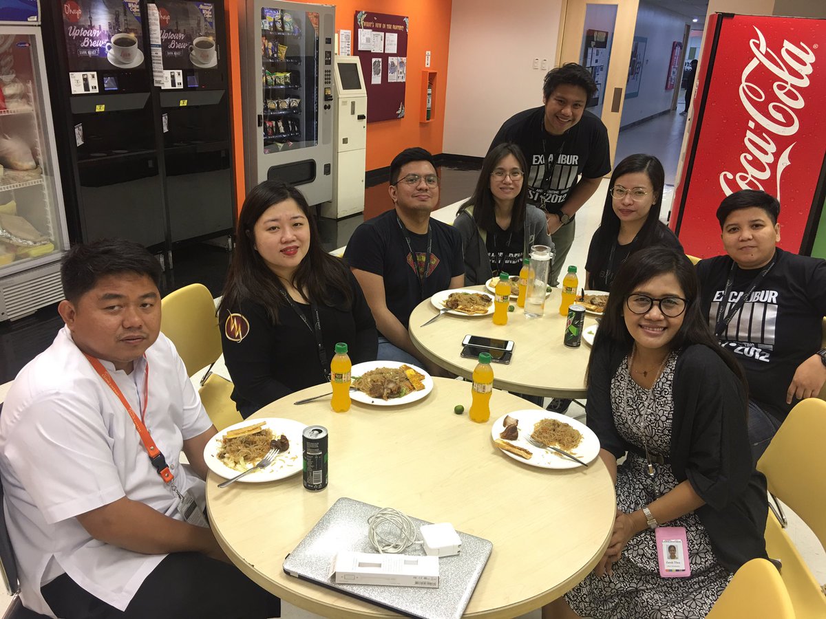 MakatiExcalibur's tweet photo. Food! Food! Food! Filipino style for our #MakatiExcalibur #AwesomeATSD trusted advisors in celebration of #ATTBestandFastestNetwork! 🥳⚡️🤩 https://t.co/PCdpX09UAX