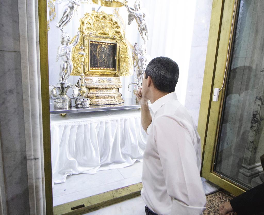 jguaido's tweet image. Visitar a #LaChinita es rendir homenaje al corazón zuliano, a su mujer. La Zuliana es la primera en asumir los costos de ser un pueblo al que no le perdonan su rebeldía y su aplomo. #OperacionLibertadZulia